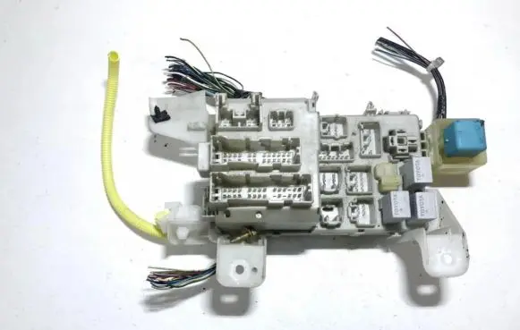Toyota Corolla E120 E130 Fuse box set 042j11 0524
