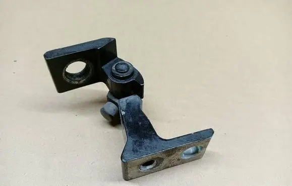 Volkswagen Tiguan Front door upper hinge