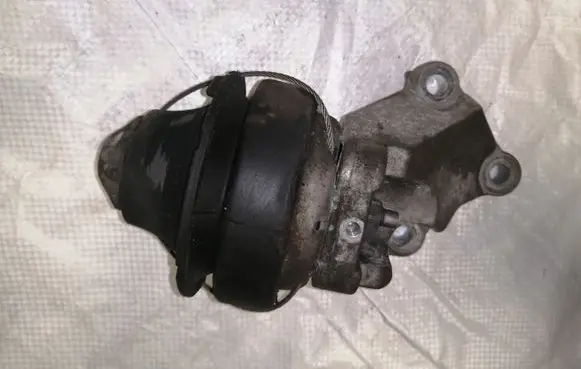 Volvo S60 Engine mount bracket 8683936