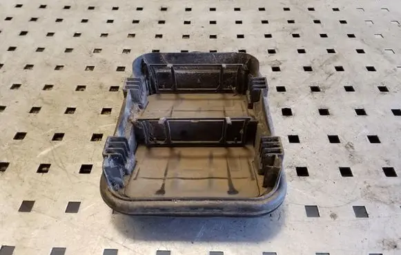 Quarter panel pressure vent