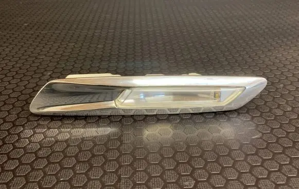Front fender indicator light