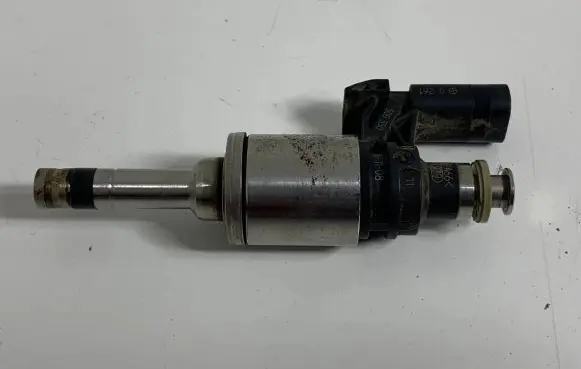 Skoda Octavia Mk3 (5E) Fuel injector 04E906036R