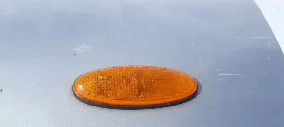 Front fender indicator light