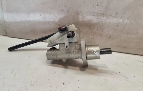 Master brake cylinder