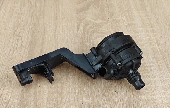 BMW 5 G30 G31 G38 Water pump 8840613