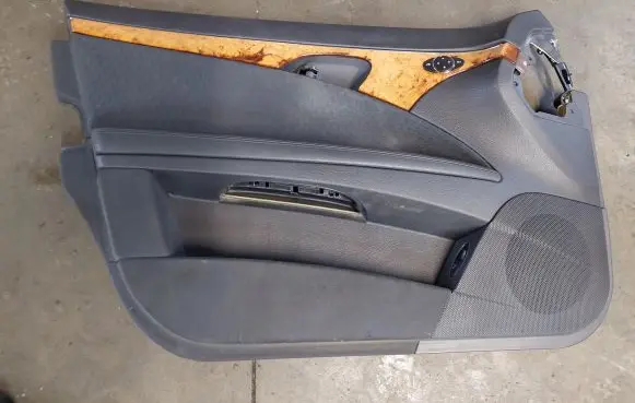 Mercedes-Benz E W211 Front door card panel trim A2117204372 211D241 00009D02