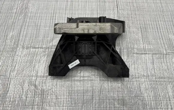 Peugeot 3008 II Engine mount vacuum valve 