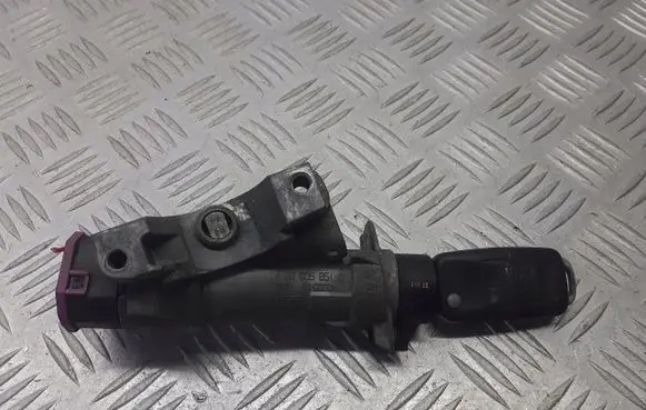 Volkswagen PASSAT B5.5 Ignition lock 4B0905851C