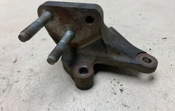 Hyundai i30 Engine mounting bracket