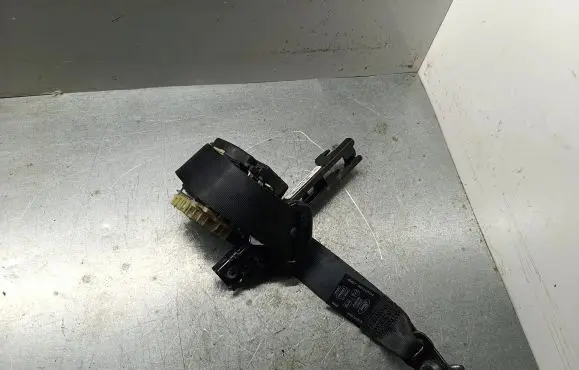 Ford Focus Front seatbelt 4m51a61295da