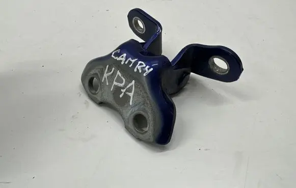 Toyota Camry VIII XV70 Front door lower hinge 