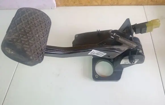 Mercedes-Benz B W245 Brake pedal 4010049A