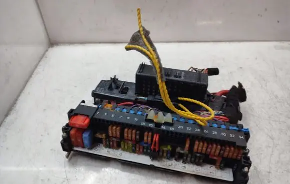 BMW X3 E83 Fuse module 8364542