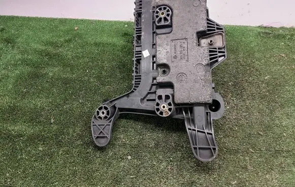 Volkswagen Golf VI Battery tray 1K0915325 1K0915325A