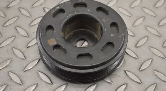 Volkswagen Golf VII Crankshaft pulley 04C105243D