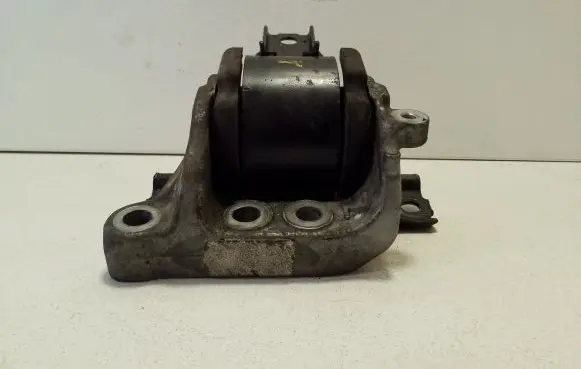 Mitsubishi Outlander Engine mount bracket