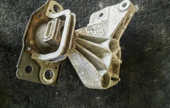 Nissan Qashqai Engine mounting bracket