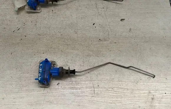 Audi 80 90 S2 B4 Central locking vacuum pump 893862153D