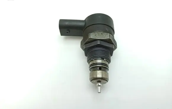 Mercedes-Benz E W211 Fuel pressure regulator A6110780449 0281002494