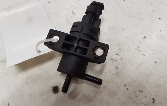 Volvo S40, V40 Vacuum valve 7700113709