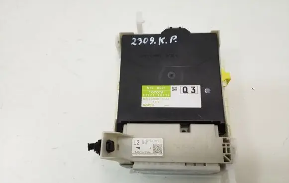 Toyota Yaris Fuse module 8273052L70