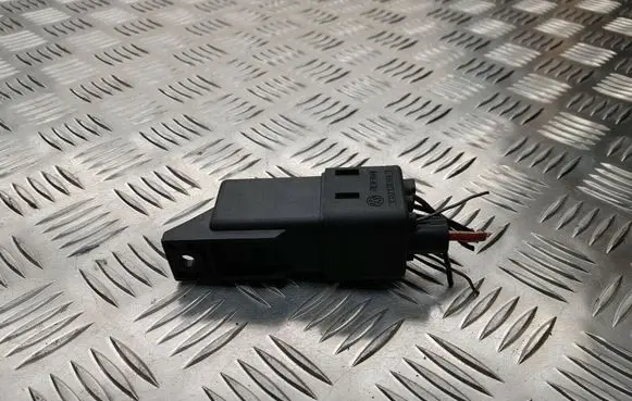 Audi A4 S4 B5 8D Glow plug pre-heat relay 03G907282A 0522120505