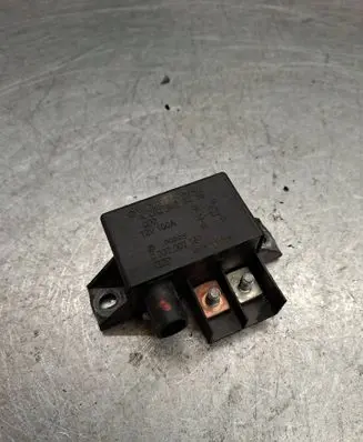 Mercedes-Benz E W211 Charging relay A0025426419 0332002167