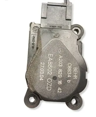 Mercedes-Benz A W169 Air flap motor/actuator A2038201642 C8834B 270304