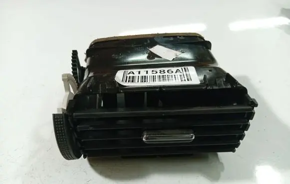 Toyota Avensis T250 Dash center air vent grill