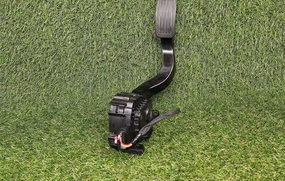 Accelerator throttle pedal