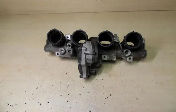Volkswagen Golf V Fuel distributor 06F133209