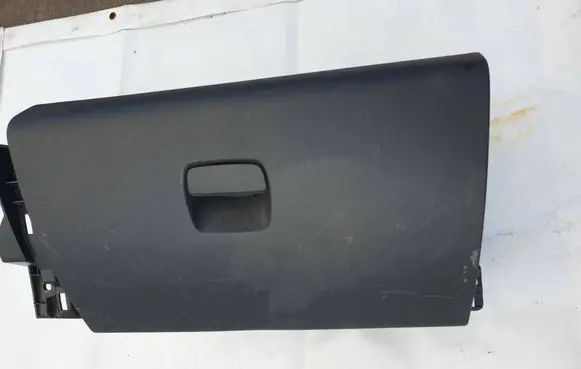 Glove box