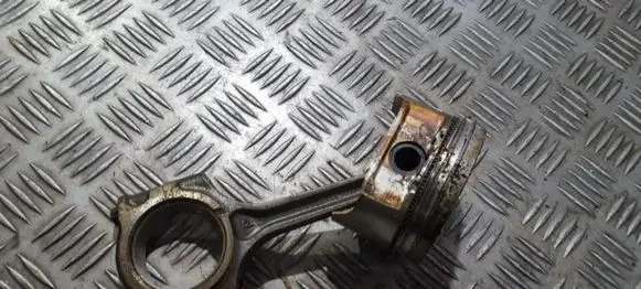 Piston with connecting rod