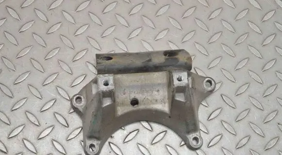 Gearbox mounting bracket