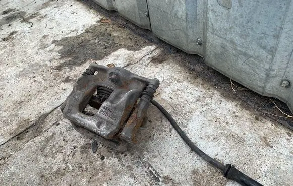 Mercedes-Benz GLA W156 Front brake caliper A24637