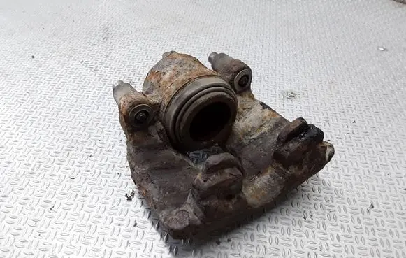 Toyota Avensis T220 Front brake caliper