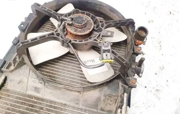 Mazda 323 Radiator cooling fan shroud