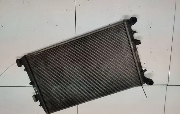 Volkswagen Polo IV 9N3 Coolant radiator 6q0121253R