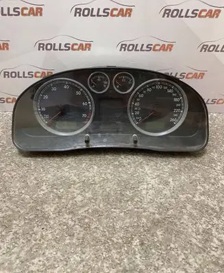 Volkswagen PASSAT B5 Speedometer (instrument cluster) 3B0920807E