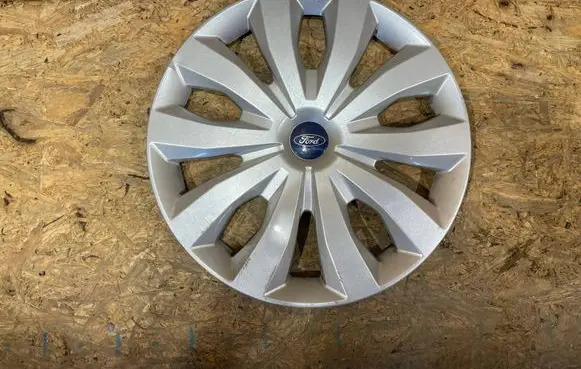 Ford Puma R16 wheel hub/cap/trim L1TC-1130-AA S2507T034-M