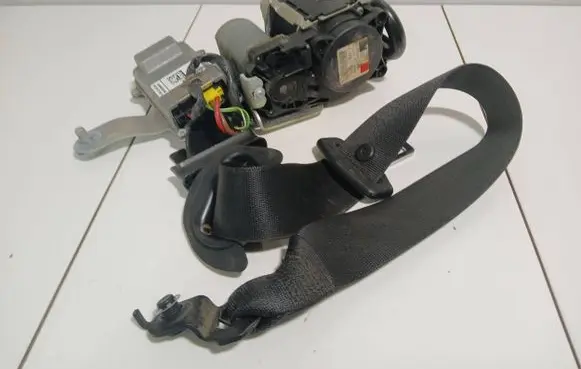 Mercedes-Benz C W204 Front seatbelt