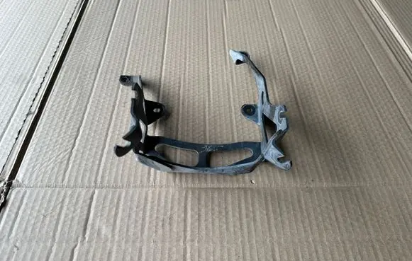 Volkswagen Touareg II Power steering pump mounting bracket 7P0423380