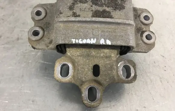 Volkswagen Tiguan Engine mount bracket 3C0199555