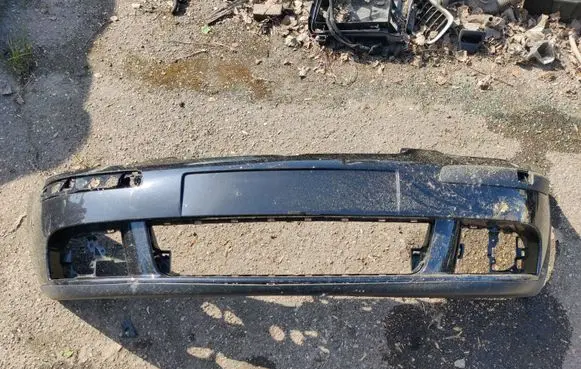 Volkswagen Golf V Front bumper 1K0807221