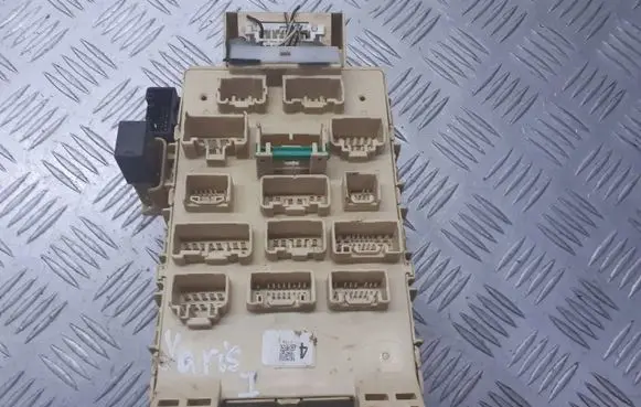 Toyota Yaris Fuse box cover 