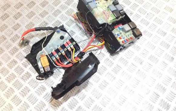 Ford Focus Fuse module AV6T14A067AC