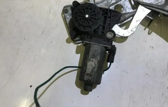 Mercedes-Benz E W210 Front door window regulator motor 0130821670