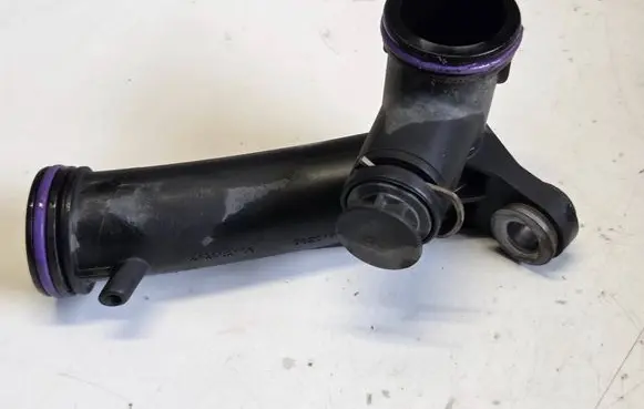 Engine coolant pipe/hose