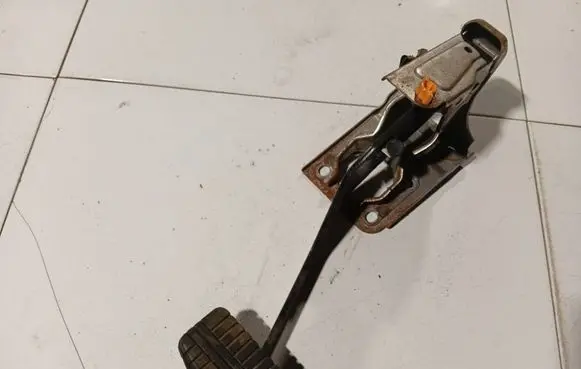 Mitsubishi Outlander Brake pedal 