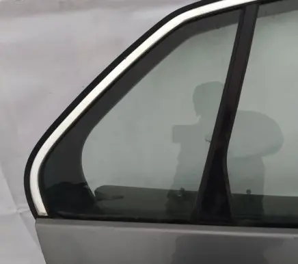 Volkswagen Jetta V Rear vent window glass 